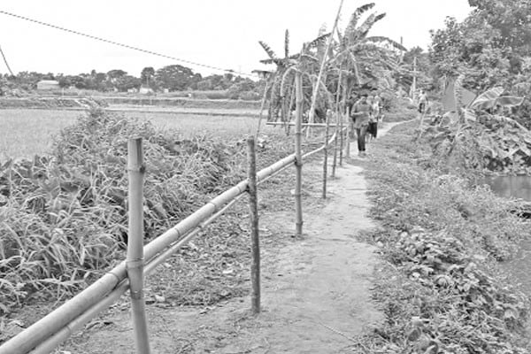 রাস্তায় বেড়া চলাচল বন্ধ