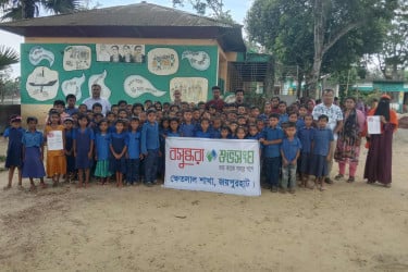 ক্ষেতলালে ডেঙ্গু সচেতনতায় বসুন্ধরা শুভসংঘের লিফলেট বিতরণ