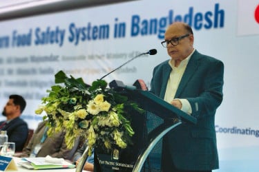 চালের দাম বৃদ্ধি বন্ধে নজরদারি চলছে: খাদ্য উপদেষ্টা