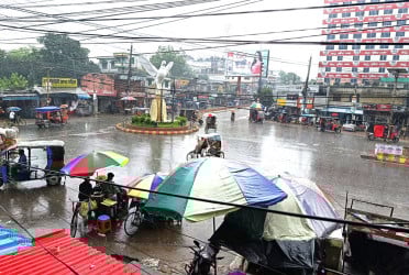 টানা বৃষ্টিতে ঝিনাইদহে জনজীবন বিপর্যস্ত