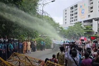 চাকরিচ্যুত বিডিআর সদস্যদের ওপর জলকামান-সাউন্ড গ্রেনেড নিক্ষেপ