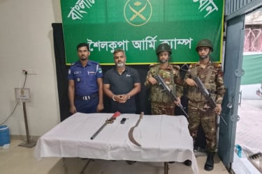 শৈলকূপায় যৌথবাহিনীর অভিযানে অস্ত্রসহ গ্রেফতার ১