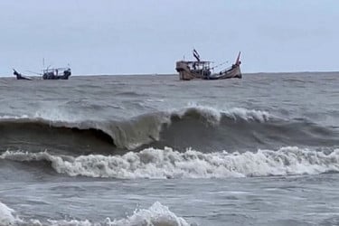 উত্তাল সাগরে নৌকা থেকে পড়ে জেলে নিখোঁজ
