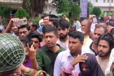 নিয়োগ পরীক্ষায় দুর্নীতির অভিযোগ, বাতিলের দাবিতে অবস্থান