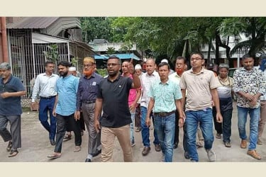 পরিচালনা পর্ষদের সিদ্ধান্ত না মেনে পদোন্নতি প্রক্রিয়ার বিরুদ্ধে এফডিসিতে বিক্ষোভ