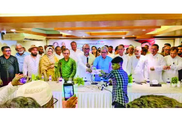 জুলাই বিপ্লবে শহীদ পরিবারের মধ্যে সম্মাননা প্রদান