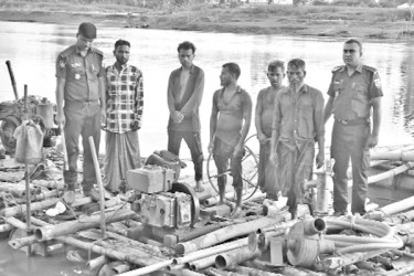 অবৈধ বালু উত্তোলন ড্রেজারসহ আটক ৬