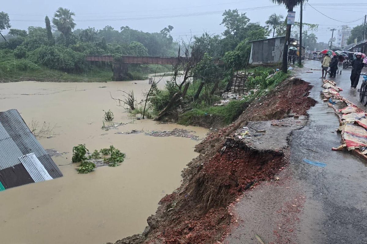 ফেনীতে ভারী বর্ষণ, মুহুরীর পাড়ে ভাঙন, শহরে জলাবদ্ধতা