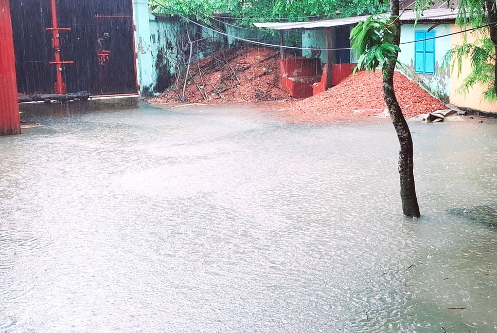 নোয়াখালীতে মুষলধারে বৃষ্টি, দুর্ভোগ চরমে