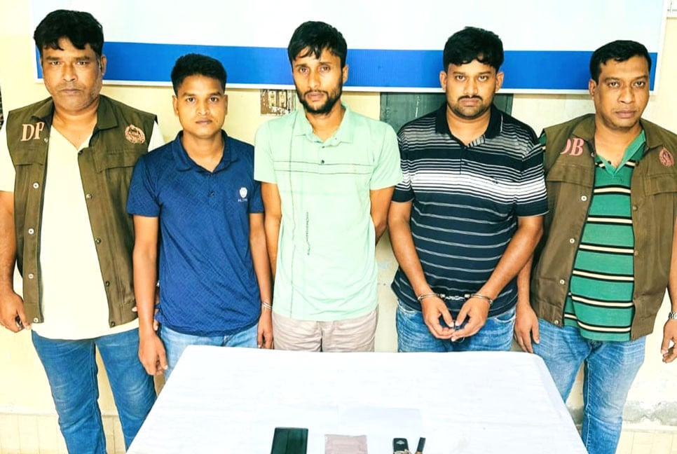 বগুড়ায় প্রাইভেট কারে মিলল হেরোইন, গ্রেপ্তার ৩