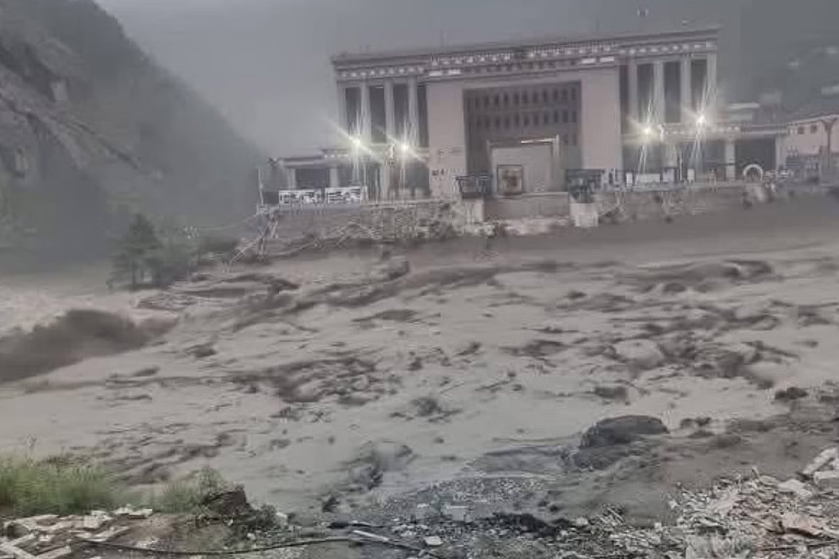আকস্মিক বন্যায় নেপালে নিখোঁজ ১৮ জন