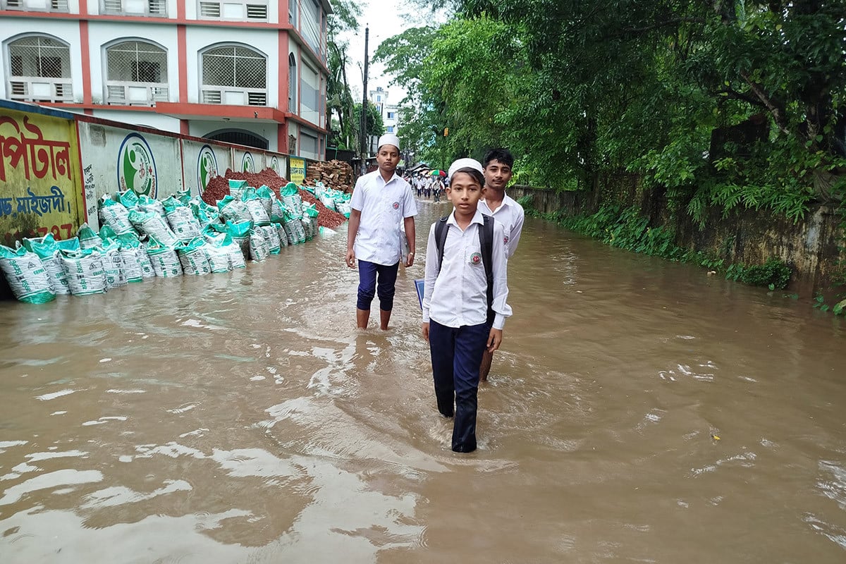 নোয়াখালীতে টানা বৃষ্টিতে জলাবদ্ধতা, দুর্ভোগে শিক্ষার্থীরা