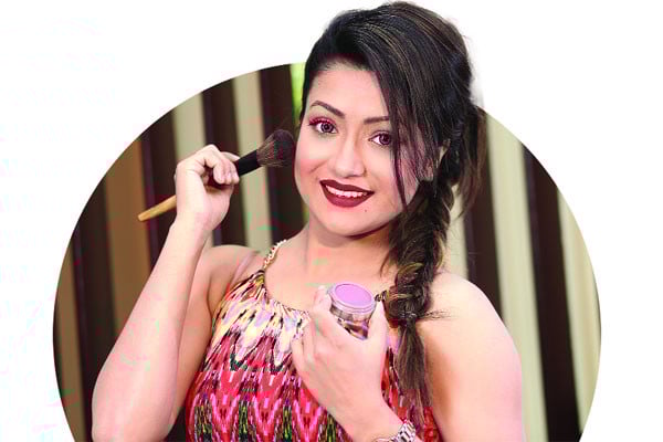 সেলেব্রিটিদের মতো প্রাণবন্ত উজ্জ্বল চেহারার জন্য স্ট্রোব ক্রিম