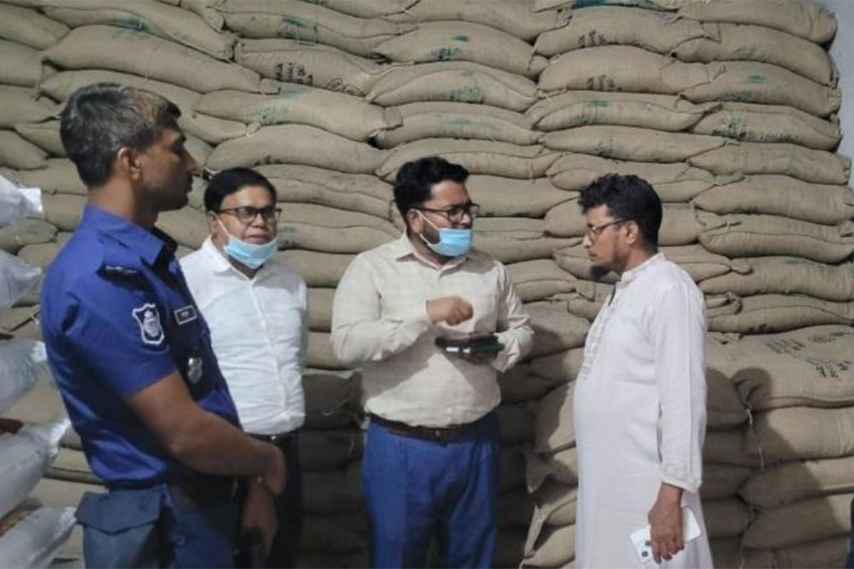 কুমিল্লায় অবৈধভাবে চাল মজুদের দায়ে দুই প্রতিষ্ঠানকে জরিমানা