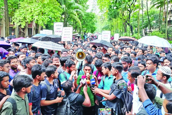 থামছে না দাবি আদায়ের আন্দোলন