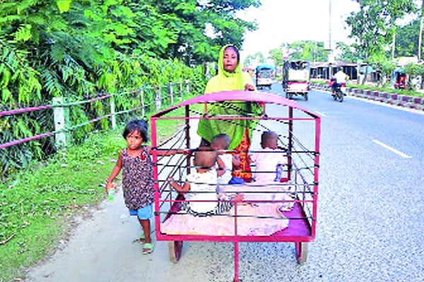 সন্তান খাঁচায় ভরে ভিক্ষা করছেন মা