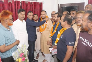 বগুড়ায় জাতীয়তাবাদী আইনজীবী ফোরামের
নবনির্বাচিত নেতৃবৃন্দকে ফুলেল শুভেচ্ছা