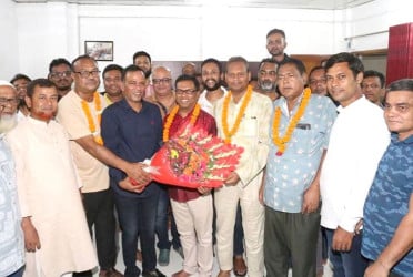 বগুড়া প্রেসক্লাবের নেতৃবৃন্দকে ফুলেল শুভেচ্ছা
জানালেন সাবেক কাউন্সিলর সিপার