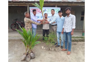 শিক্ষার্থীদের মাঝে বসুন্ধরা শুভসংঘের গাছের চারা বিতরণ