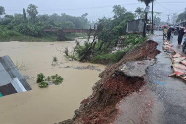 ফেনীতে ভারী বর্ষণ, মুহুরীর পাড়ে ভাঙন, শহরে জলাবদ্ধতা