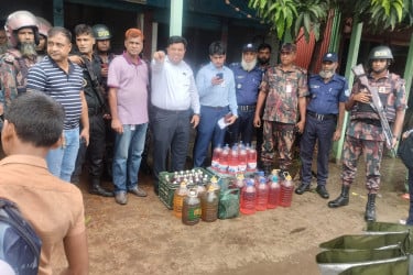 সিদ্ধিরগঞ্জে চোরাই তেলের আস্তানায় যৌথ বাহিনীর অভিযান