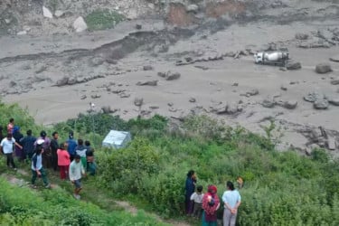 চীন-নেপাল সীমান্তে ভয়াবহ বন্যা, নিখোঁজ ২৮