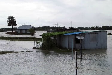 সাগর উত্তাল, কলাপাড়ায় বিরামহীন বৃষ্টিতে বেড়েছে দুর্ভোগ