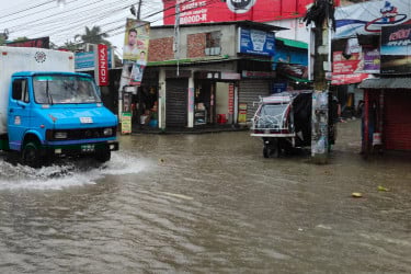 পটুয়াখালীতে অতিভারী বৃষ্টিপাত, জনজীবন বিপর্যস্ত