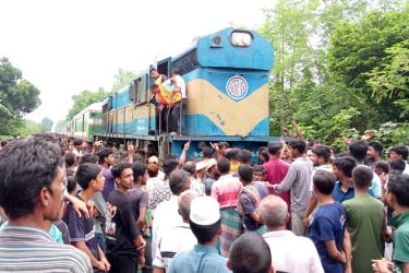 চুয়াডাঙ্গায় অরক্ষিত রেলগেটে যুবকের মৃত্যু, এক ঘণ্টা রেলপথ অবরোধ