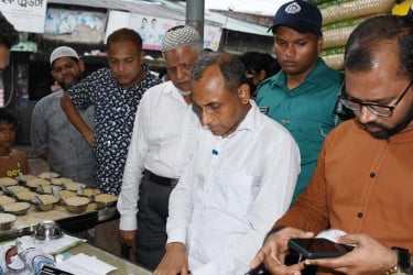 চট্টগ্রামে চিনিগুঁড়া লিখে নিম্নমানের চাল বিক্রি করায় লাখ টাকা জরিমানা