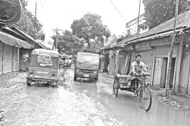 রাস্তায় খানাখন্দ দুর্ঘটনা দুর্ভোগ