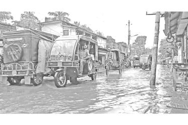 শহর গ্রামে জলজট বিপর্যস্ত জনজীবন