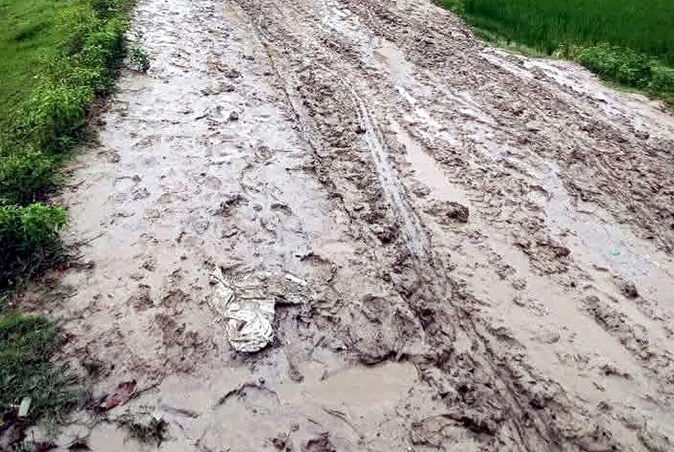কুয়াকাটায় কর্দমাক্ত রাস্তায় ভোগান্তি