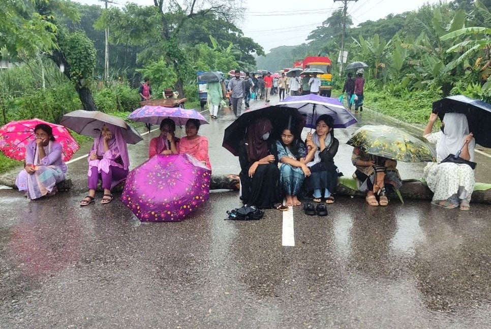 বরিশাল ইঞ্জিনিয়ারিং কলেজের শিক্ষার্থীদের মহাসড়ক অবরোধ