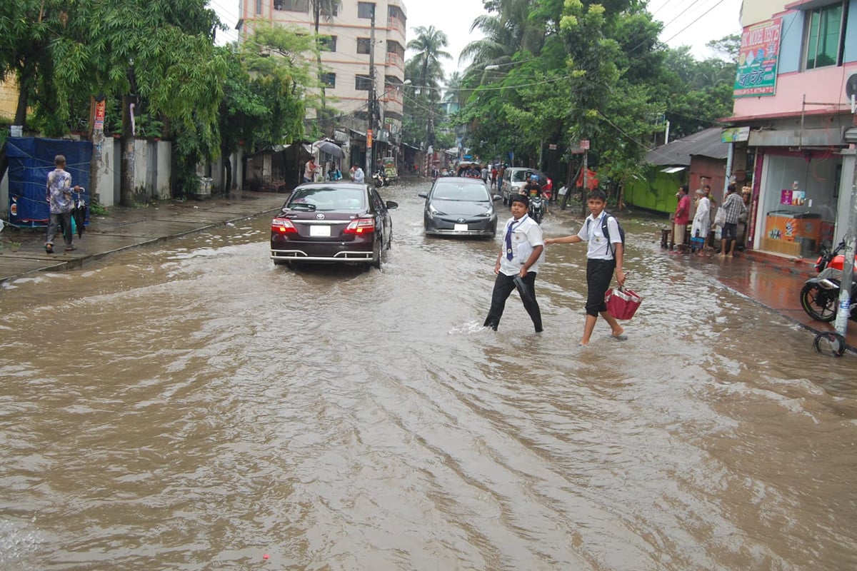বরিশালে টানা বৃষ্টিতে জলাবদ্ধতা, জন ভোগান্তি