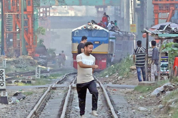 অবৈধ রেলক্রসিং যেন মারণফাঁদ