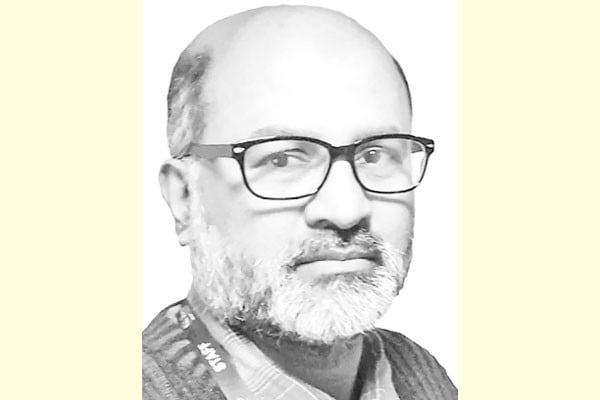 আমলাতন্ত্রের ছায়াতলে আমজনতা