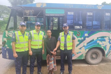 ৯৯৯-এ ফোনে ধরা পড়ল চুরি হওয়া বাস, সীতাকুণ্ডে চালকসহ আটক