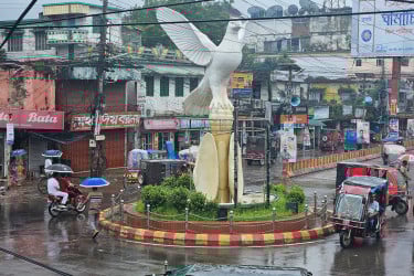 বৃষ্টিতে বির্পযস্ত ঝিনাইদহের জনজীবন