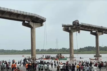 ভারতের গুজরাটে সেতু ধসে নিহত ৯