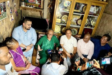 ফুটবলার ঋতুপর্ণা চাকমার ক্যান্সার আক্রান্ত মায়ের পাশে তারেক রহমান