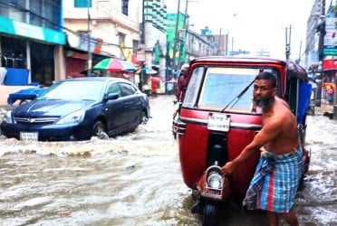 চট্টগ্রামে টানা বর্ষণে নিম্নাঞ্চলে জলাবদ্ধতা