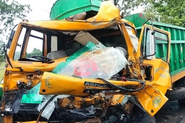 সিলেটে দুই ট্রাকের মুখোমুখি সংঘর্ষ