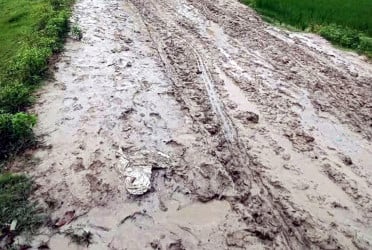 কুয়াকাটায় কর্দমাক্ত রাস্তায় ভোগান্তি