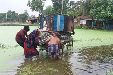 সাতক্ষীরার নিম্নাঞ্চল প্লাবিত, তলিয়ে গেছে মাছের ঘের-সবজি ক্ষেত