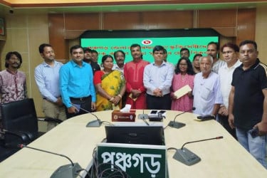 পঞ্চগড়ে সংস্কৃতিসেবীদের মাঝে মাসিক কল্যাণ ভাতার চেক বিতরণ