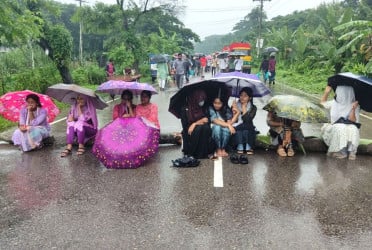 বরিশাল ইঞ্জিনিয়ারিং কলেজের শিক্ষার্থীদের মহাসড়ক অবরোধ