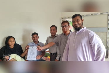 জন্মের ২৪ ঘণ্টার মধ্যে জন্মসনদ তুলে দিলো দর্শনা পৌরসভা