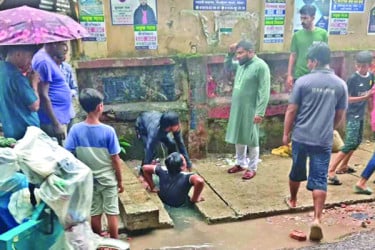 বাঁশ সমাধান ব্যর্থ, নালায় পড়ে আবার শিশুর মৃত্যু
