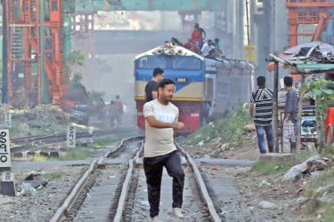 অবৈধ রেলক্রসিং যেন মারণফাঁদ